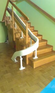 Stoličkový výťah na schody pre imobilných